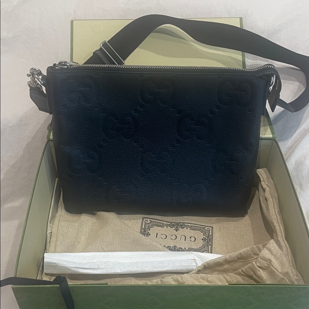 Gucci Embossed Black Leather Messenger Bag excellent condition full inclusion ⭐️